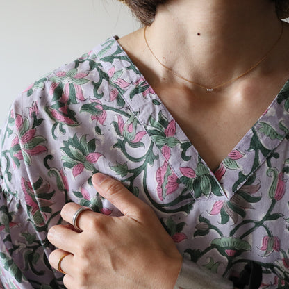 すっきりシルエットの裾揺れフレアワンピース【kusumi lavender】