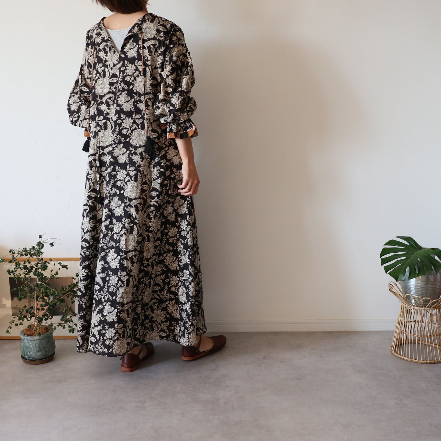 すっきりシルエットの裾揺れフレアワンピース【black】