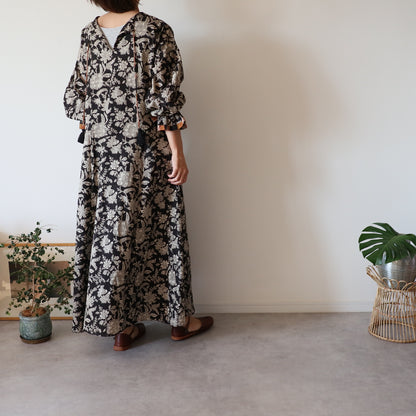 すっきりシルエットの裾揺れフレアワンピース【black】