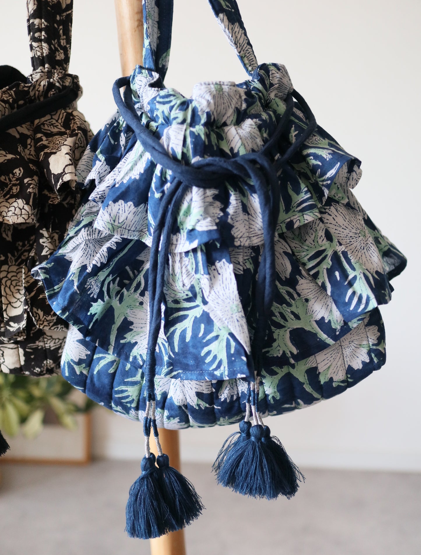 《即納》軽やかフリルの2wayキルトbag【navy】