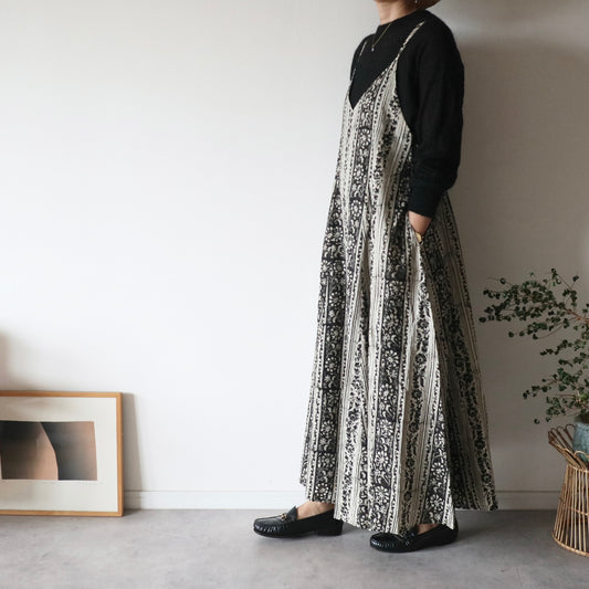 【即納・受注】すっきりシルエットの裾ゆれフレアキャミワンピース【black flower stripe】
