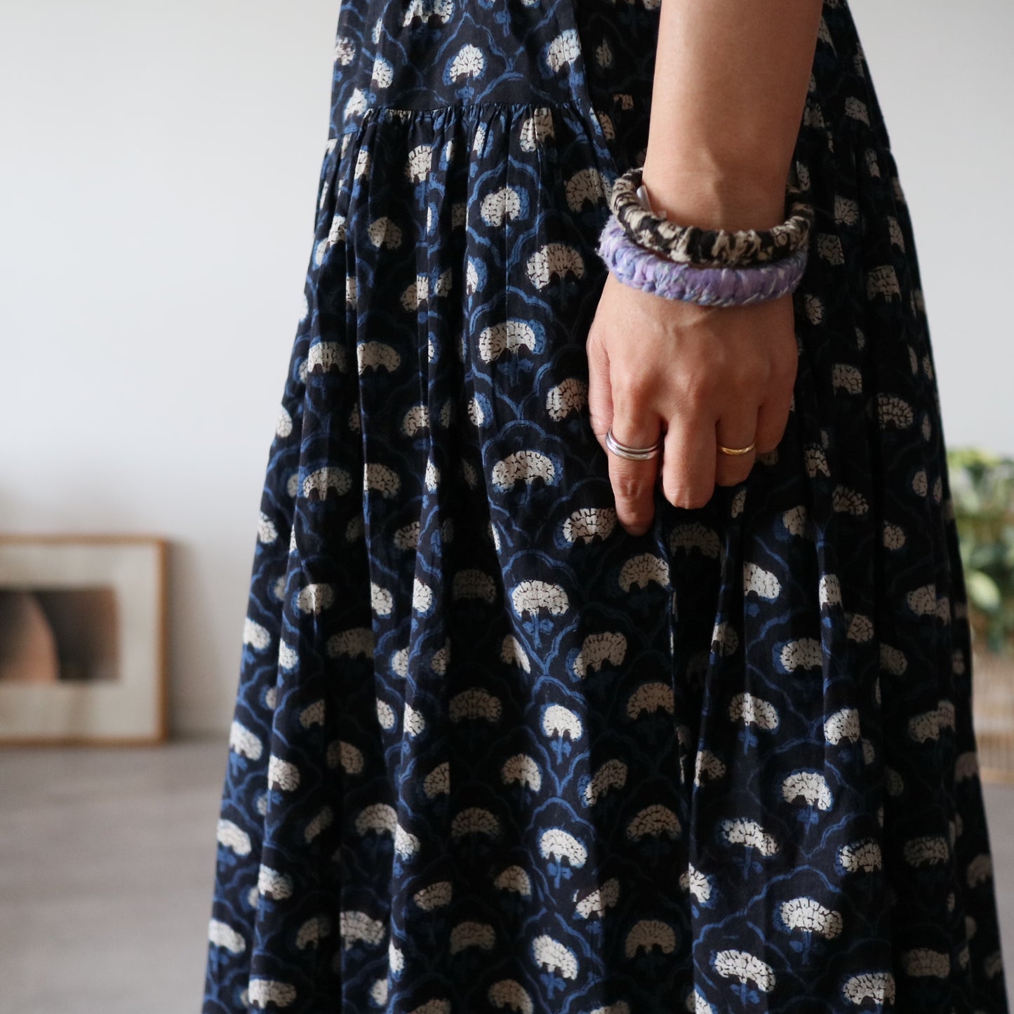 しなやかボリュームのティアードスカート -navy-