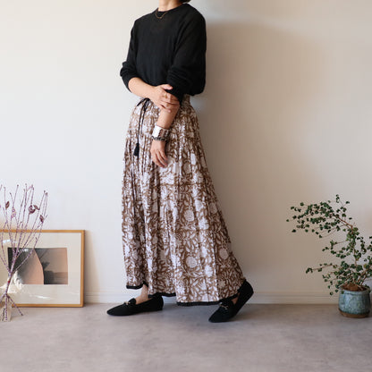 しなやかボリュームのティアードスカート -smoky brown-