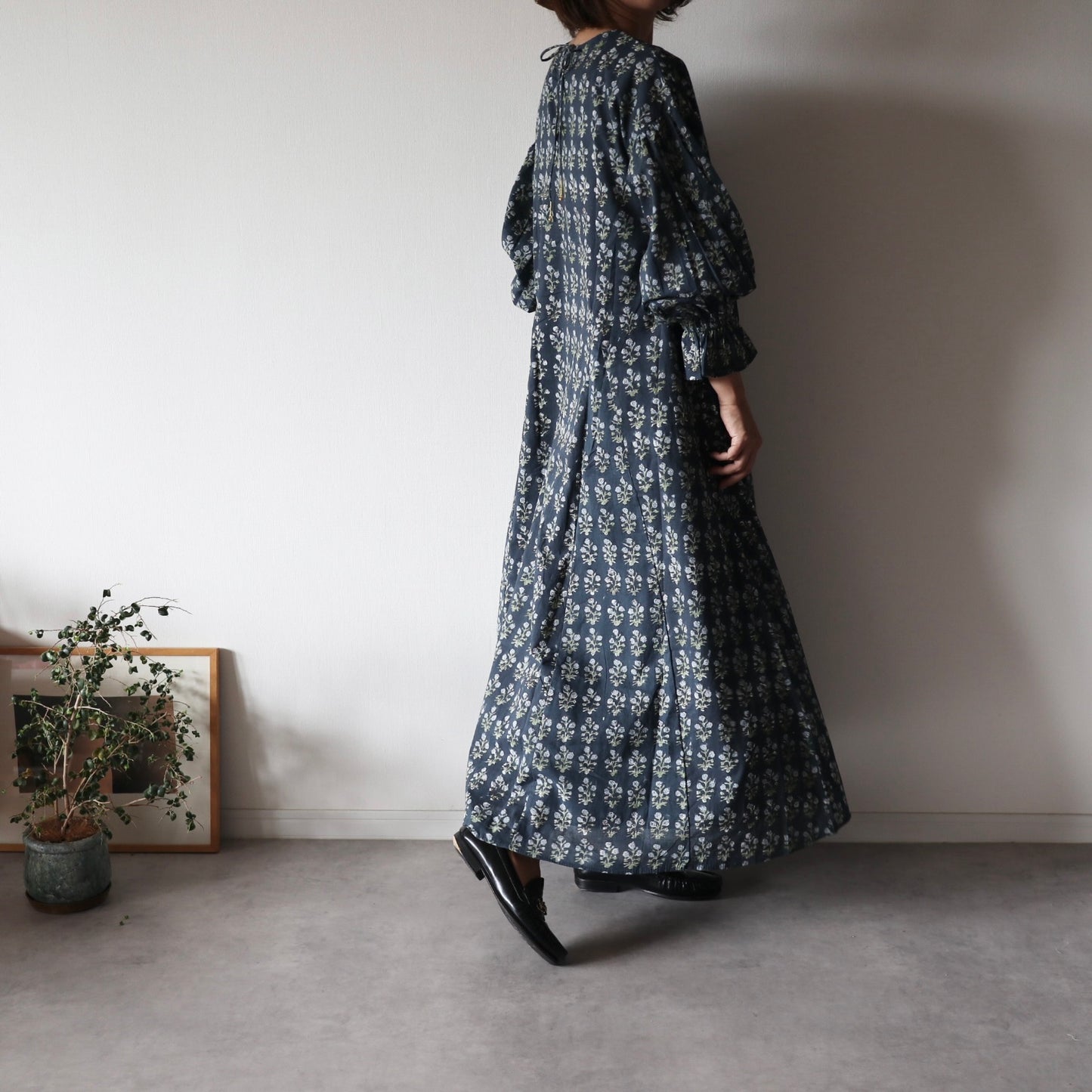 《即納》すっきりシルエットの裾揺れフレアワンピース【charcoal gray】