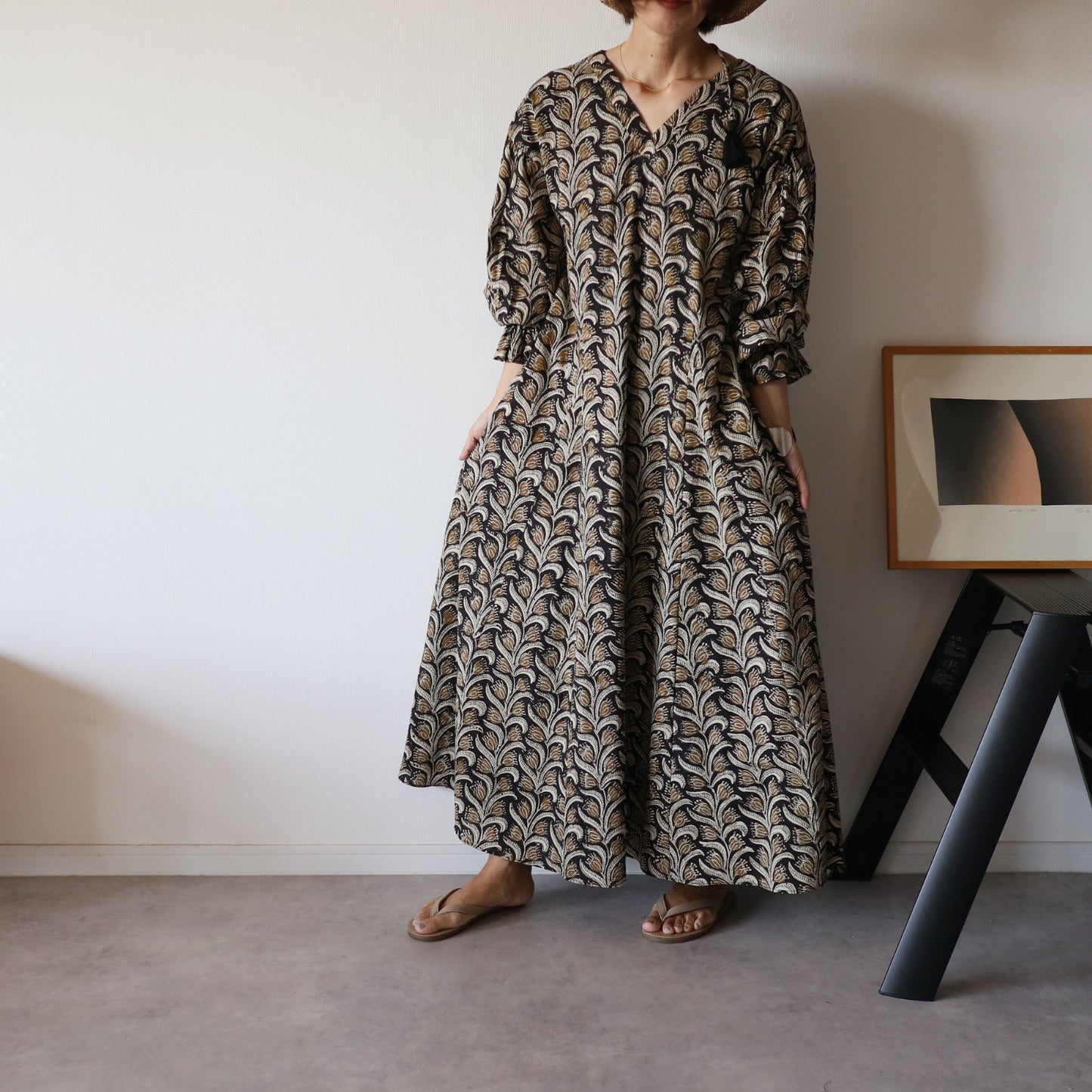 すっきりシルエットの裾揺れフレアワンピース【black＆brown】