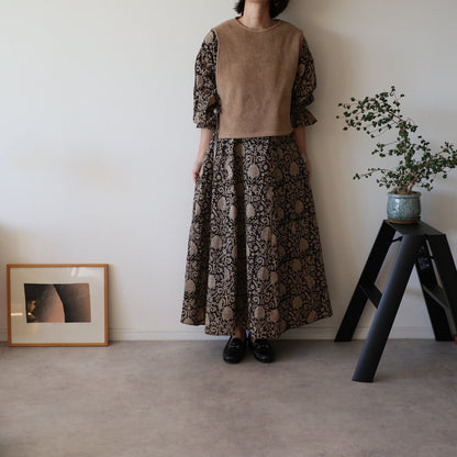 すっきりシルエットの裾揺れフレアワンピース 【black bell】