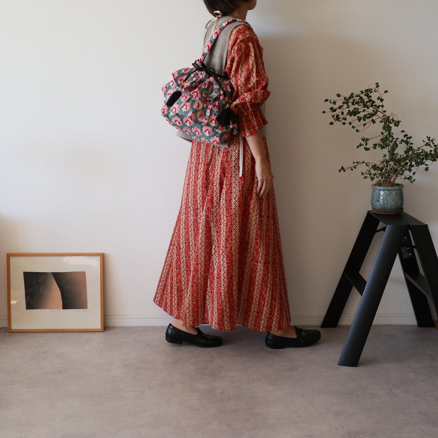 すっきりシルエットの裾揺れフレアワンピース 【red】