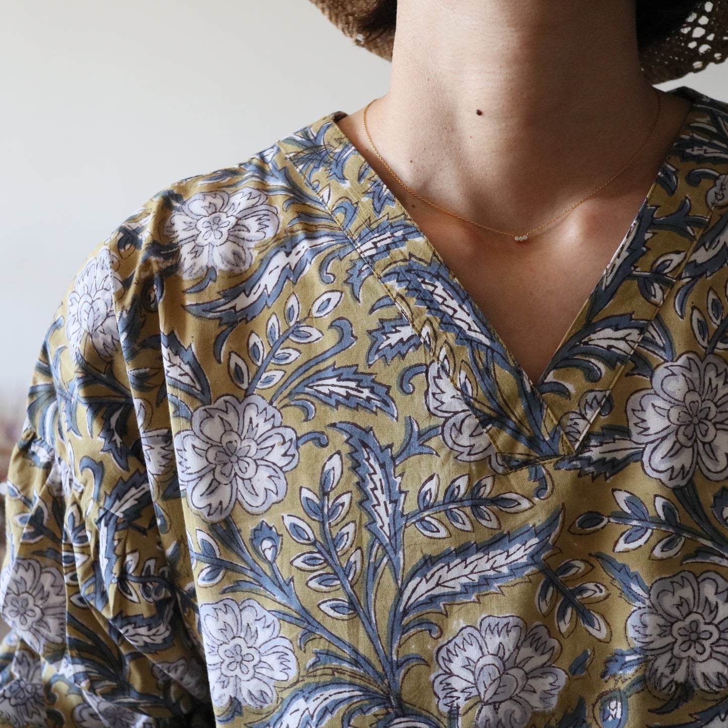 すっきりシルエットの裾揺れフレアワンピース 【brown × navy】