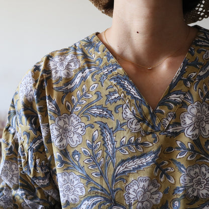 すっきりシルエットの裾揺れフレアワンピース 【brown × navy】