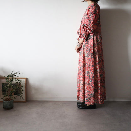 《new》すっきりシルエットの裾揺れフレアワンピース【pale red】