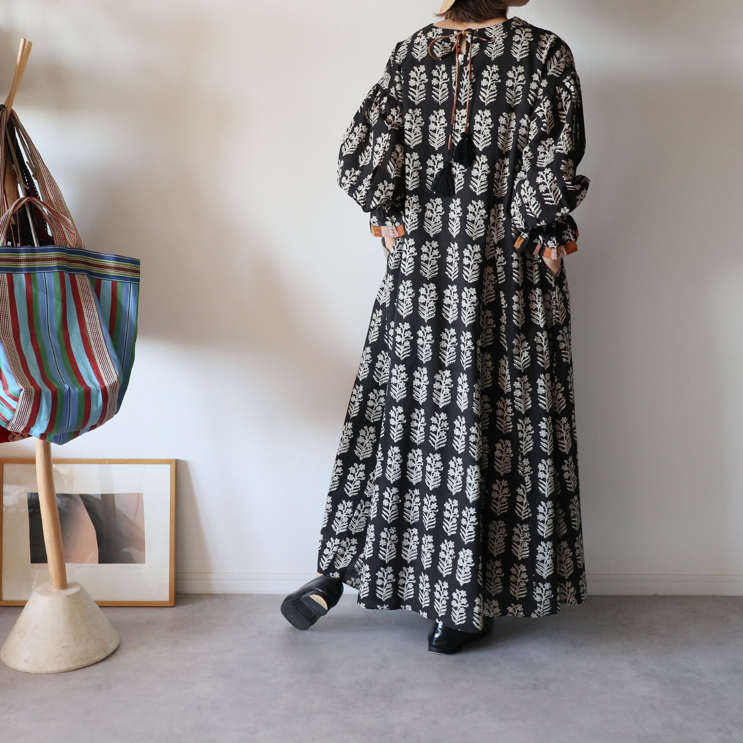 すっきりシルエットの裾揺れフレアワンピース【black】