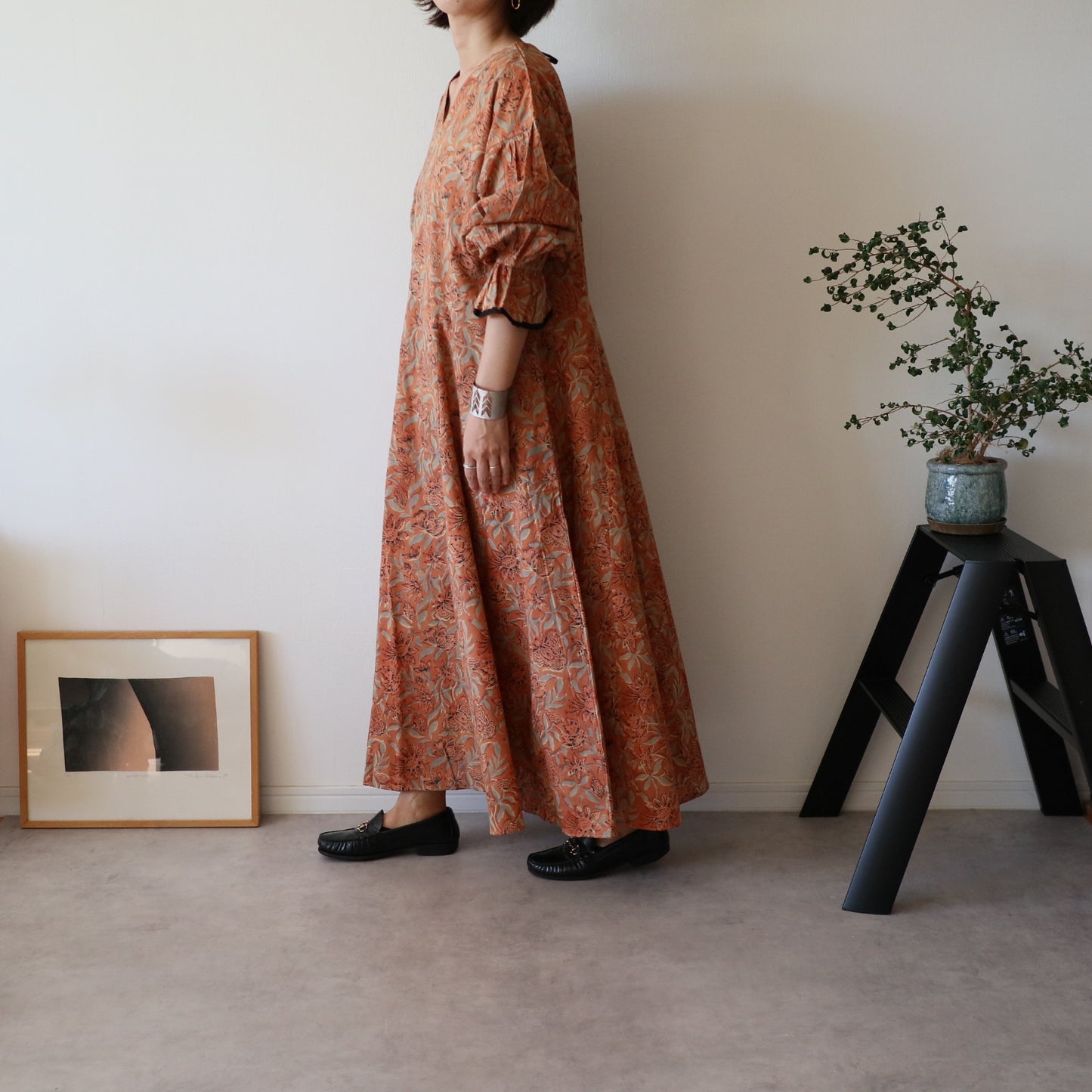 すっきりシルエットの裾揺れフレアワンピース 【kusumi orange】