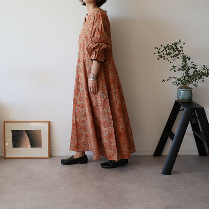 すっきりシルエットの裾揺れフレアワンピース 【kusumi orange】