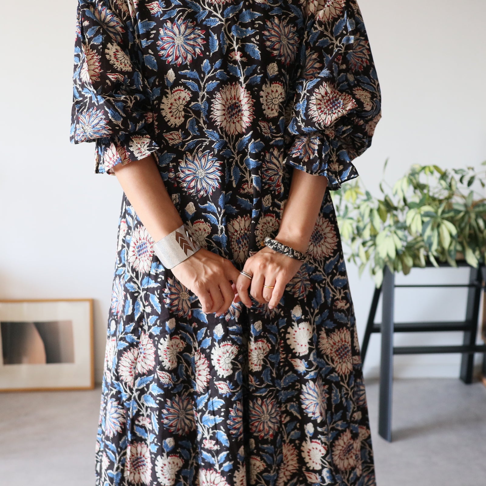 受注】すっきりシルエットの裾揺れフレアワンピース -black