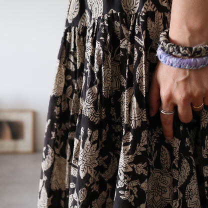 しなやかボリュームのティアードスカート -black×brown flower-