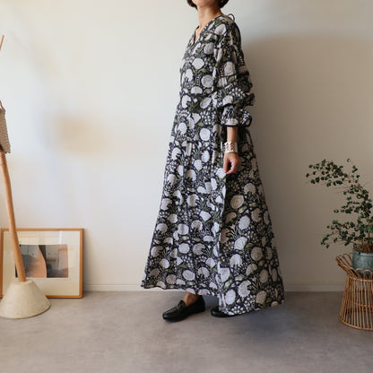 すっきりシルエットの裾揺れフレアワンピース【navy white】