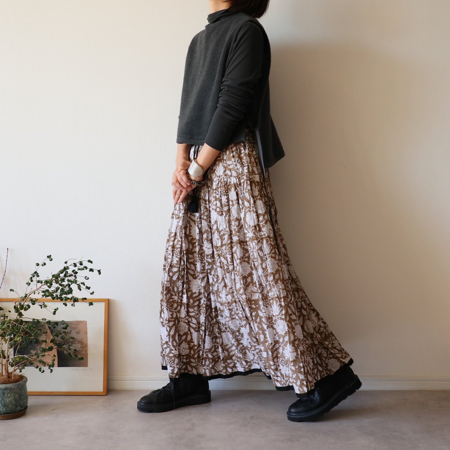 しなやかボリュームのティアードスカート -smoky brown-