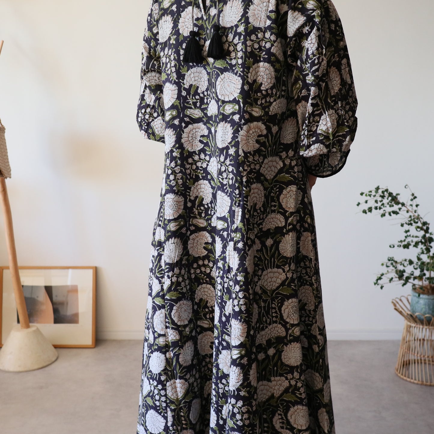 すっきりシルエットの裾揺れフレアワンピース【navy white】