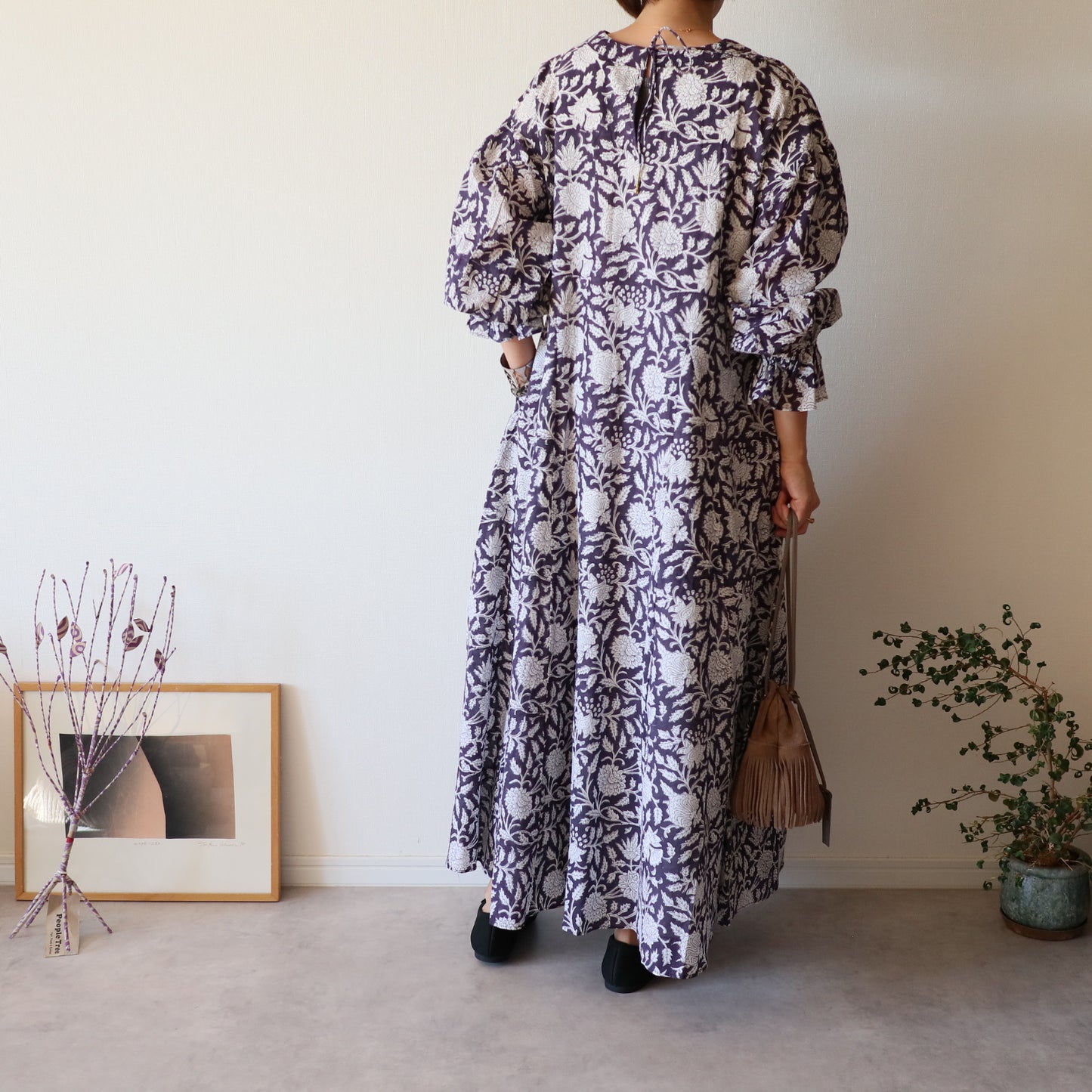すっきりシルエットの裾揺れフレアワンピース 【smoky navy 鈴ver.】