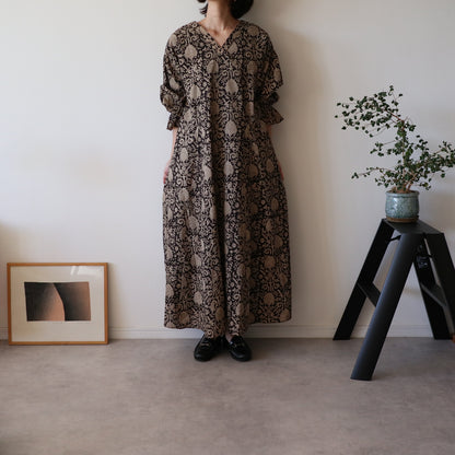 すっきりシルエットの裾揺れフレアワンピース 【black bell】