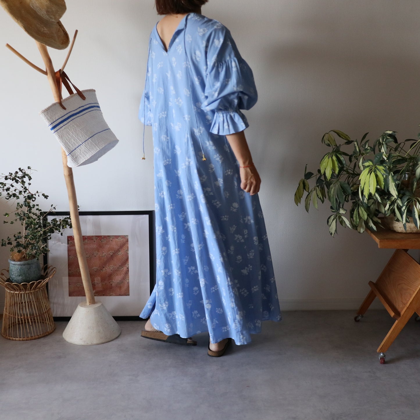 《basic size》すっきりシルエットの裾揺れフレアワンピース【blue】